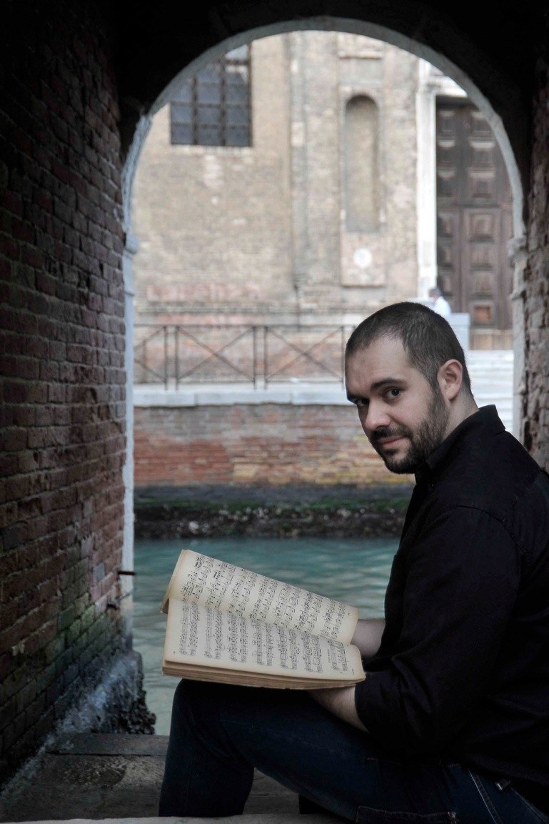 Mattia Ometto a Venezia con uno spartito