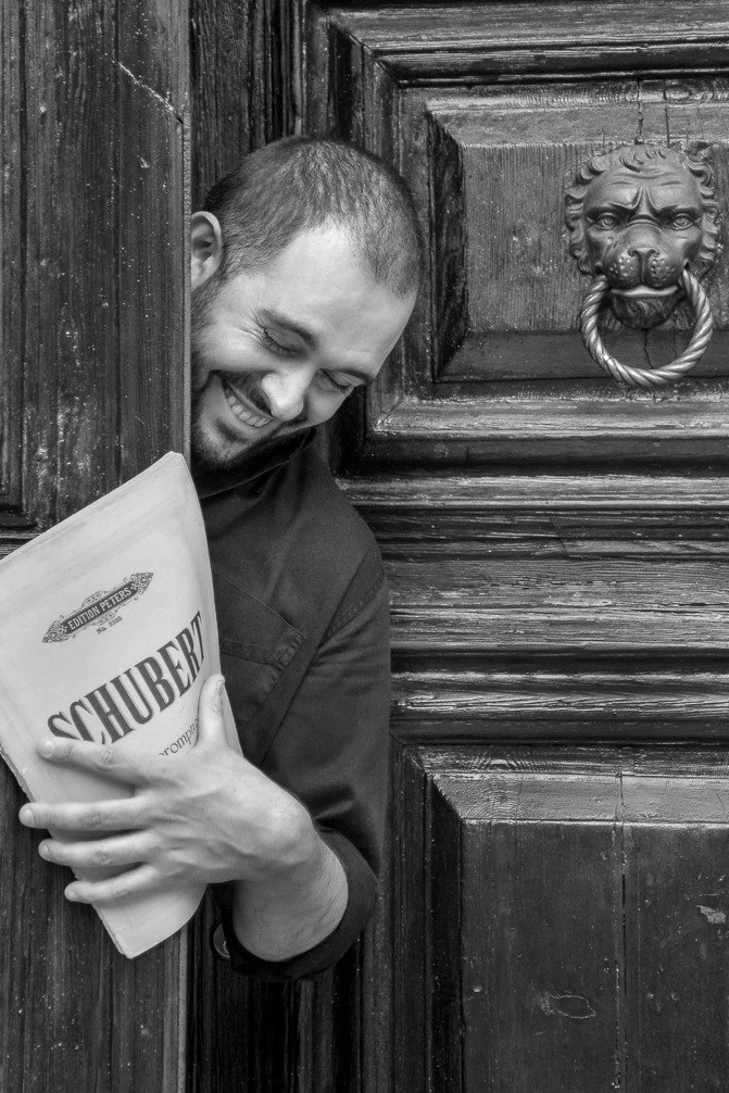 Mattia Ometto con uno spartito di Schubert